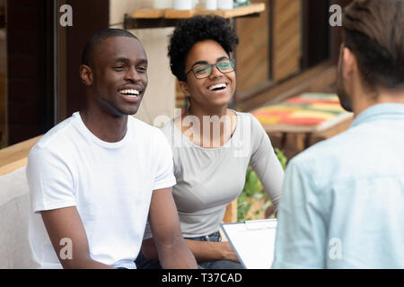 Happy afrikanischen Familie Paar hören Ratgeber Psychologe Kunden Stockfoto