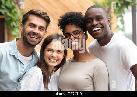 Happy multirassischen freunde gruppe kleben an Kamera suchen, Porträt Stockfoto