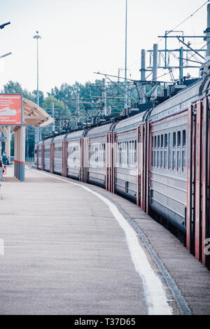 Die Russische Bahn. Der Zug fährt auf Schienen. Eisenbahn. Russland, Region Leningrad am 14. Juli 2018 Stockfoto