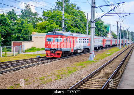 Die Russische Bahn. Der Zug fährt auf Schienen. Eisenbahn. Russland, Region Leningrad am 14. Juli 2018 Stockfoto