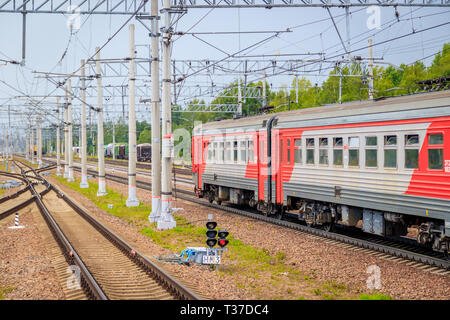 Die Russische Bahn. Der Zug fährt auf Schienen. Eisenbahn. Russland, Region Leningrad am 14. Juli 2018 Stockfoto