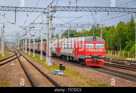 Die Russische Bahn. Der Zug fährt auf Schienen. Eisenbahn. Russland, Region Leningrad am 14. Juli 2018 Stockfoto