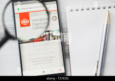 Los Angeles, Kalifornien, USA - 3. April 2019: ISO Internationale Organisation für Normung Offizielle Website Homepage unter Lupe Stockfoto
