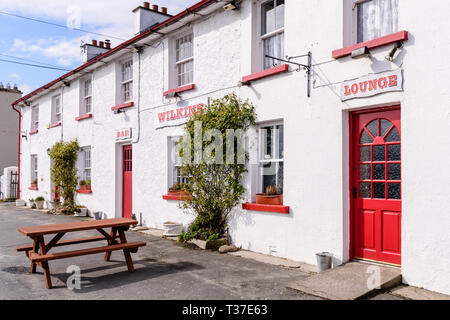 Weiß getünchte Wände außerhalb Wilkins Irish Bar, Church Hill, Donegal, Irland Stockfoto