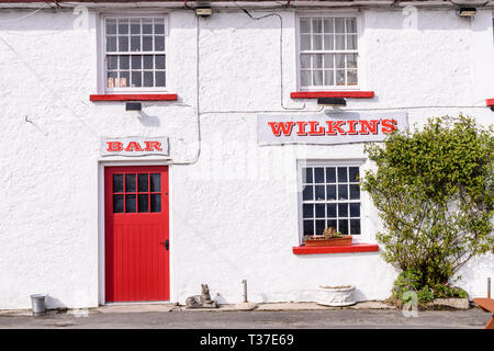 Weiß getünchte Wände außerhalb Wilkins Irish Bar, Church Hill, Donegal, Irland Stockfoto