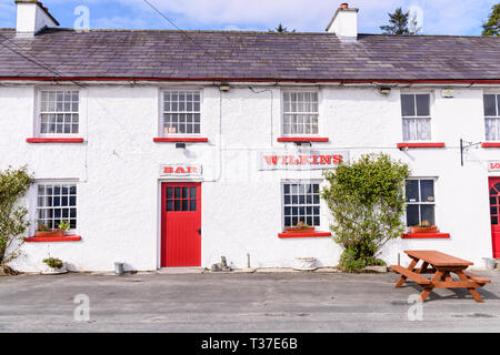 Weiß getünchte Wände außerhalb Wilkins Irish Bar, Church Hill, Donegal, Irland Stockfoto