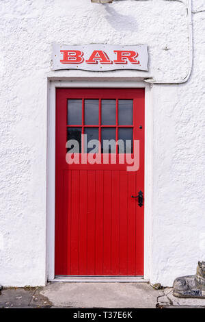 Schild über der roten Tür am Eingang ein Irish Pub. Stockfoto