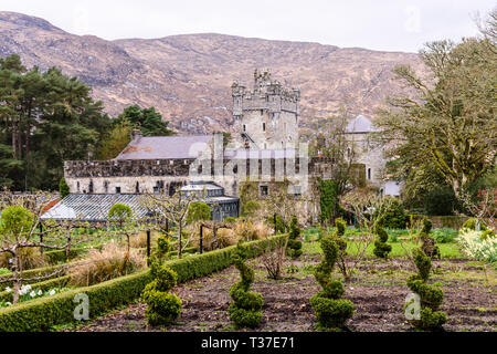 Formgehölze und Hecken in den Gärten der Burg Glenveagh, Donegal, Irland. Stockfoto