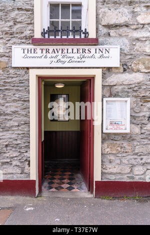 Schild über der Tür der Travellers Inn, Milford, County Donegal, Irland. Stockfoto