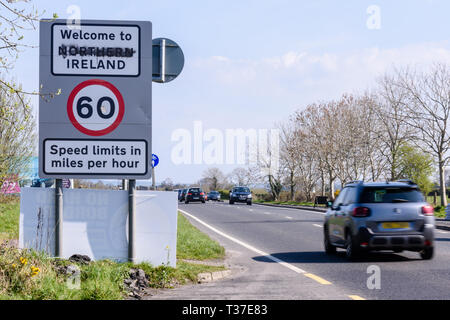 Zeichen an der irischen Grenze zwischen Nordirland und der Republik Irland. Stockfoto