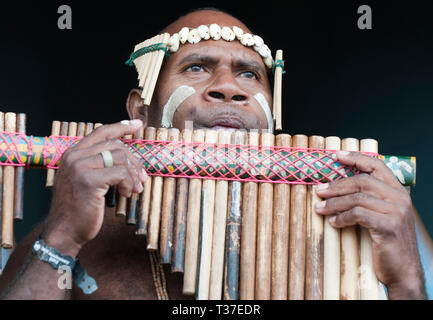 Narasirato durchführen an den WOMAD-Festival, Charlton Park, Großbritannien. Salomonen bamboo Orchestra' Stockfoto