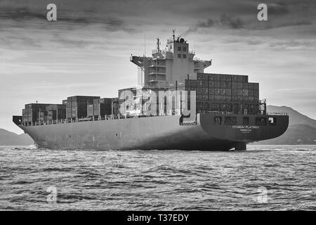 Moody Black And White Image Of The Giant Container Ship, Hyundai Platinum, Im Geschäftigen East Lamma Channel, Hongkong, China. Stockfoto
