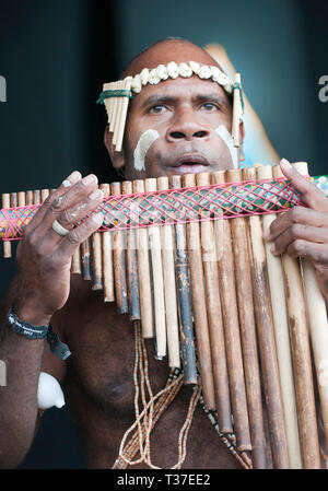 Narasirato durchführen an den WOMAD-Festival, Charlton Park, Großbritannien. Salomonen bamboo Orchestra' Stockfoto