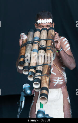 Narasirato durchführen an den WOMAD-Festival, Charlton Park, Großbritannien. Salomonen bamboo Orchestra' Stockfoto