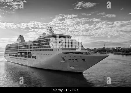 Schwarz-Weiß-Foto Des Seven Seas Mariner Kreuzfahrtschiffs In Vancouver Harbour, British Columbia, Kanada, 28. Juni 2017. Stockfoto