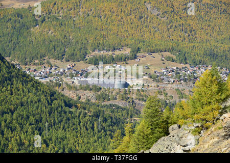 Die Swiss Mountain Resort von Saas Fee, von Kiefern, Lärchen und hohen Bergen umgeben Stockfoto