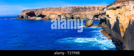 Beeindruckende Ajuy Dorf, azurblaues Meer und einzigartigen Klippen, Fuerteventura, Spanien. Stockfoto