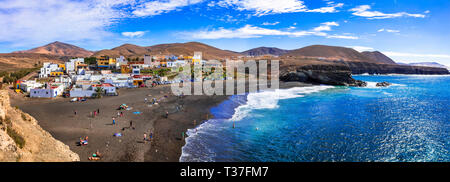 Schöne Ajuy Dorf, mit Blick auf die traditionellen Häuser, das Meer und die Berge, Insel Fuerteventura, Spanien. Stockfoto