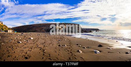 Schwarzer Sand, Meer und einzigartigen Klippen in Ajuy Dorf, Fuerteventura, Spanien Stockfoto