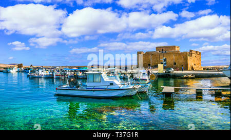 Traditionelle Boote und alte Burg, Paphos, Zypern Stockfoto