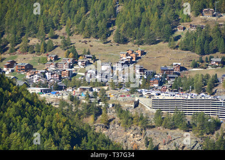 Die Swiss Mountain Resort von Saas Fee, von Kiefern, Lärchen und hohen Bergen umgeben Stockfoto