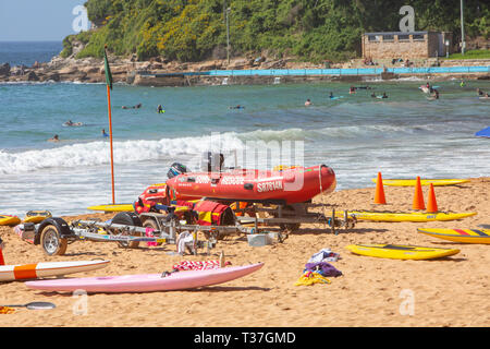 Palm Beach Sydney, Surf Rettungsausrüstung und Schlauchboot am Palm Beach in Sydney, Australien Stockfoto