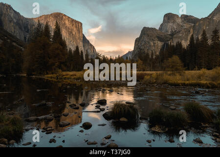 El Capitan spiegelt sich in der Merced River im Yosemite National Park im Herbst Stockfoto