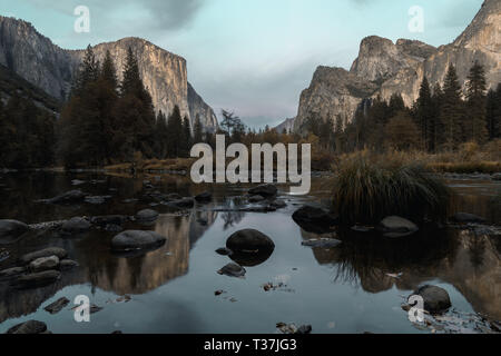 El Capitan spiegelt sich in der Merced River im Yosemite National Park im Herbst Stockfoto