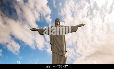 RIO DE JANEIRO, BRASILIEN - 26, Mai, 2016: Wolken und dem Erlöser Christus Statue in Rio de Janeiro Stockfoto