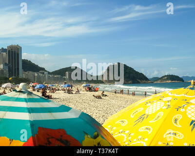 RIO DE JANEIRO, BRASILIEN - 25, Mai, 2016: Sonnenschirme am Strand von Copacabana in Rio de Janeiro Stockfoto