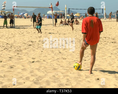 RIO DE JANEIRO, BRASILIEN - 25, Mai, 2016: Freistoß in einem Beach Soccer Spiel am Strand von Copacabana in Rio Stockfoto