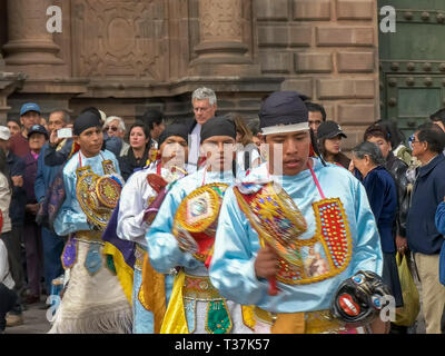 CUSCO, PERU - 22. JUNI 2016: katholische Anbeter Tanz in der Kathedrale von Cusco in Peru Stockfoto