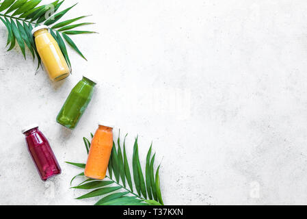 Detox essen und sauber essen Konzept. Verschiedene smoothies oder Säfte in Flaschen und Zutaten auf weissem, Ansicht von oben, kopieren. Stockfoto