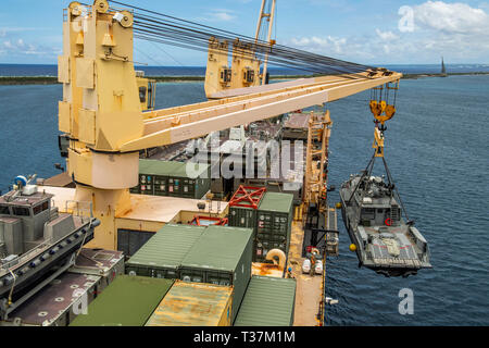 190404-N-TP 834-1468 Santa Rita, Guam (4. April 2019) Segler zugeordnet Marine Cargo Handling Bataillon (NCHB) (1), Trennung Guam ein Mark VI patrol Boot von der Küste Riverine Squadron 2 Det überwachen. Guam, während zum ersten Mal einen Proof of Concept heben Sie an Bord der Military Sealift Command maritime Vorpositionierung Kraft ship USNS 2nd Lieutenant John S. Bobo (T-AK 3008) in Apra Harbor. NCHB-1, Loslösung Guam, Commander, Task Force 75 zugeordnet, ist nur aktiven Dienst in der Marine cargo handling Bataillon. Sie sind eine schnell einsetzbare Einheit der Marine Expeditionary Combat Command, die in der Lage ist, die Be- und discharg Stockfoto