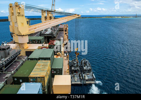 190404-N-TP 834-1334 Santa Rita, Guam (4. April 2019) Segler an die in den Küstenzonen Riverine Squadron 2 Det zugeordnet. Guam und Marine Cargo Handling Bataillon (NCHB) 1, Det. Guam bereiten ein Mark VI patrol Boot während eines Proof of Concept lift Betrieb neben dem Militärischen Sealift Command maritime Vorpositionierung Kraft ship USNS 2nd Lieutenant John S. Bobo (T-AK 3008) in Apra Harbor zu heben. NCHB-1, Loslösung Guam, Commander, Task Force 75 zugeordnet, ist nur aktiven Dienst in der Marine cargo handling Bataillon. Sie sind eine schnell einsetzbare Einheit der Marine Expeditionary Combat Command, die in der Lage ist, die Be- und Discharge Stockfoto