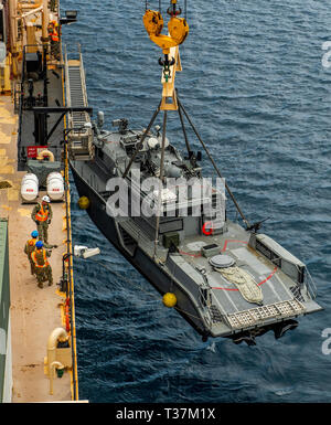 190404-N-TP 834-1397 Santa Rita, Guam (4. April 2019) Segler zur Marine Cargo Handling Bataillon (NCHB) 1, Det zugeordnet. Guam Mann festigenden Leitungen zu einer Mark VI patrol Boot von der Küste Riverine Squadron 2 Det befestigt. Guam während einer ersten Proof-of-Concept heben Sie an Bord der Military Sealift Command maritime Vorpositionierung Kraft ship USNS 2nd Lieutenant John S. Bobo (T-AK 3008) in Apra Harbor. NCHB-1, Loslösung Guam, Commander, Task Force 75 zugeordnet, ist nur aktiven Dienst in der Marine cargo handling Bataillon. Sie sind eine schnell einsetzbare Einheit der Marine Expeditionary Combat Command, der fähig ist, ein Loa Stockfoto