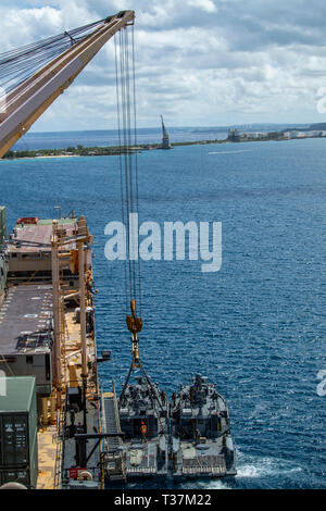 190404-N-TP 834-1046 Santa Rita, Guam (4. April 2019) Segler an die in den Küstenzonen Riverine Squadron 2 Det zugeordnet. Guam und Marine Cargo Handling Bataillon (NCHB) 1, Det. Guam bereiten ein Mark VI patrol Boot während eines Proof of Concept lift Betrieb neben dem Militärischen Sealift Command maritime Vorpositionierung Kraft ship USNS 2nd Lieutenant John S. Bobo (T-AK 3008) in Apra Harbor zu heben. NCHB-1, Loslösung Guam, Commander, Task Force 75 zugeordnet, ist nur aktiven Dienst in der Marine cargo handling Bataillon. NCHB-1, Loslösung Guam, Commander, Task Force 75 zugeordnet, ist der Marine nur Active Duty Cargo handlin Stockfoto