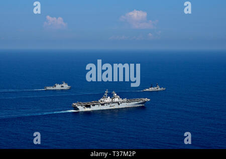 190405-N-RI 884-0593 SOUTH CHINA SEA (5. April 2019) Die Amphibious Assault ship USS Wasp (LHD1) (Mitte) Manöver neben der Philippinischen Marine Landing Platform Dock BRP Tarlac (LD601) und offshore Patrol vessel BRP Ramon Alcaraz (PS 16) zur Unterstützung der Übung Balikatan 2019. In seiner 35. Iteration, Balikatan eine jährliche US-ist-Philippinische militärische Ausbildung Übung auf einer Vielzahl von Missionen, einschließlich humanitärer Hilfe und Katastrophenhilfe, Terrorismusbekämpfung, und andere kombinierte militärische Operationen ausgerichtet. (U.S. Marine Foto von Mass Communication Specialist 1. Klasse Daniel Barker) Stockfoto