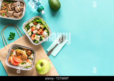 Gesundes Essen. Nehmen organischer tägliche Mahlzeit auf Blau, kopieren. Saubere Konzept Essen, gesunde Ernährung, Fitness Ernährung entfernt in Kartons nehmen, Stockfoto
