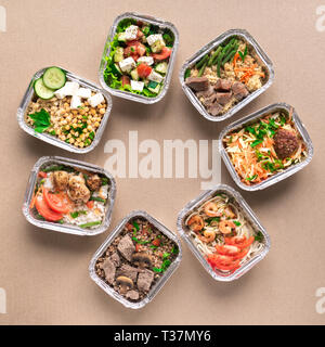 Täglichen Mahlzeiten in Folie Boxen, Ansicht von oben, flach. Gesundes Essen Lieferung Konzept. Fitness Ernährung Diät oder sauber essen. Stockfoto