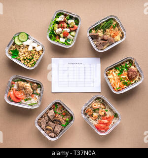 Ernährung Speisen mockup mit gesunden Lebensmitteln. Fitness Ernährung für Ernährung. Täglichen Mahlzeiten in Folie Boxen, Ansicht von oben, flach. Stockfoto