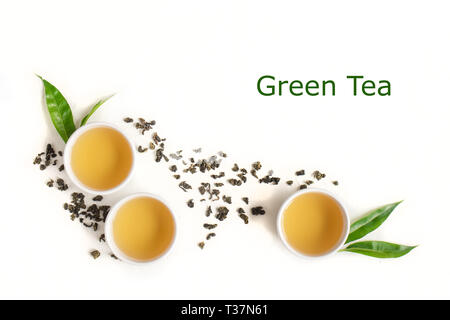 Grüner Tee in Tassen aus Keramik, chemische Grüner oolong Tee und Kaffee Blätter auf weißen Stein Tabelle, Ansicht von oben, kopieren. Stockfoto