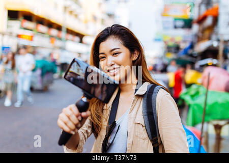 Junge asiatische Frau touristische Frau mit einem Gimbal mit Smartphone und Aufzeichnung von Videos für den Blog. Travel Blogger und vlogger Konzept Stockfoto