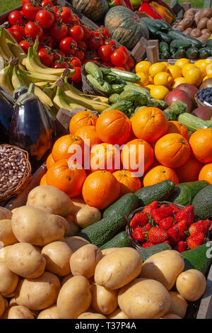 Schöne Komposition verschiedener frisch und reif, biologisches Obst und Gemüse in Kisten aus Holz, in einem Markt Stockfoto