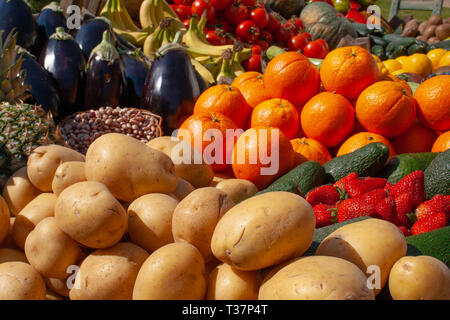 Schöne Komposition verschiedener frisch und reif, biologisches Obst und Gemüse in Kisten aus Holz, in einem Markt Stockfoto