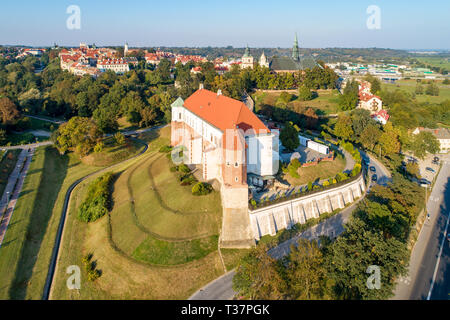 Sandomierz, Polen. Mittelalterliche Burg, Altstadt mit Rathaus turm und gotischen Kathedrale im Hintergrund. Luftaufnahme im Abendlicht Stockfoto