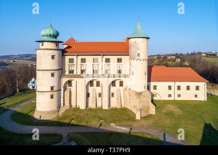 Polen. Renaissance, Barock Schloss auf dem Hügel in Nowy WiÅ' Nicz. Die derzeit vom polnischen Staat gehört. Luftaufnahme im Frühjahr. Abendlicht. Stockfoto