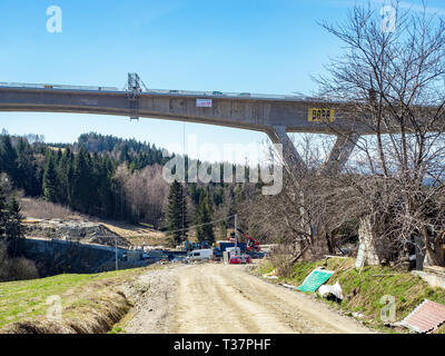 Skomielna Biala, Polen - 27. März 2019: Neue Autobahn in der nationalen Straße Nr. 7, E 77, genannt zakopianka, im Bau. Der Viadukt über das Dorf