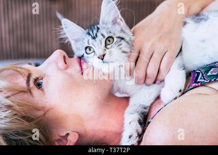 Ein Volk mit Cat. Erwachsene Frau liegend. Stockfoto