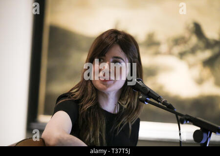 Maria Rodés gesehen während der Anpassung. Premiere Anpassung über die besondere Welt der Hexen von Maria Rodés auf dem Festival präsentiert in Zimmer 67 des Museo del Prado, im Dialog mit der Schwarzen Gemälde von Goya, El Aeropuerto oder bas El Cabrón, Asmodea und Las parcas unter der aufmerksamen Saturn suchen. Stockfoto